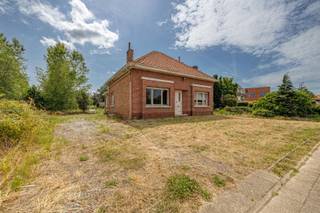 Deze charmante woning in Itegem biedt een unieke kans voor wie droomt van een renovatieproject. Gelegen op een ruim perceel van 4.683 m², geniet...