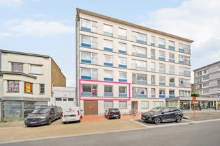 Dit appartement is gelegen op 500 m van het strand en vlakbij de winkelstraat van Koksijde.<br /><br />De indeling is als volgt: inkomhal, gastentoilet, badkamer, 2 slaapkamers, keuken en lichtrijke woonkamer.<br />Er is een lift in het gebouw. Er is eveneens een gemeenschappelijke kelder.<br /><br />PLUSPUNTEN:<br />- CENTRALE LIGGING<br />- 2 VOLWAARDIGE SLAAPKAMERS<br />- 500 M VAN HET STRAND<br />- VERNIEUWDE GEMEENSCHAPPELIJKE INKOMHAL<br /><br />Er ligt een beslissing op tafel bij de VME om terrassen te voorzien voor de appartementen. (voorlopig nog niet goedgekeurd)