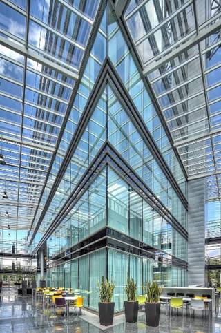 Mechelen Business Tower is een prestigieus kantorengebouw met een schitterende zichtlocatie langsheen de E19 Antwerpen - Brussel.<br />Oppervlakte: 583 m².<br />Overdekte parkeerplaats: 1.000 €/plaats/jaar.<br />Parking buiten: 450 €/plaats/jaar.