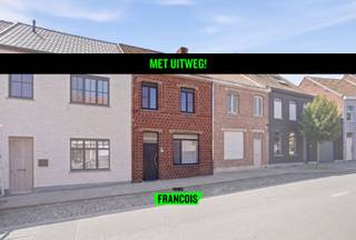 In de stadskern van Poperinge, bevindt zich deze woning. Deze woonst heeft een totale oppervlakte 232m² en is goed onderhouden. De indeling gaat...