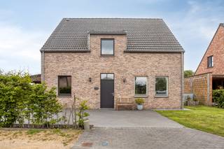 RESIDENTIEEL gelegen VILLA met 4 SLAAPKAMERS en 2 BADKAMERS omringd door aangelegde, ZONNIGE TUIN. Tot. grondopp. 455m<sup>2</sup>. Deze TIJDLOZE OPEN BEBOUWING (BJ 2019) is KWALITATIEF afgewerkt met duurzame materialen en praktisch ingedeeld: glvl: inkomhal met bezoekerstoilet, ruime LUMINEUZE living (parket, gascassette) met toegang via het schuifraam tot de tuin, volledig ingerichte open keuken (o.a. oven, microfgolfoven, inductiekookplaat, ijskast, diepvries, vaatwas,...) met toegang tot het terras, berging/wasplaats, slaapkamer/bureau/hobbyruimte. 1°V: 3 volwaardige slaapkamers, 2 badkamers, afz. toilet, bureauhoek. Ruime zolder. Aangelegde tuin met zonneterras en tuinberging. Carport + oprit. Extra: CV op aardgas, vloerverwarming, driedubbel glas, regenwater, zonnepanelen, ingemaakte kasten... Rustig gelegen in doodlopende straat en toch zeer centraal nabij winkels, openbaar vervoer... Voor wie op zoek is naar een luxueuze gezinswoning met de puntjes op de i!