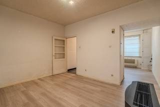 Wie op zoek is naar een ideale starterswoning is hier aan het juiste adres. Laat je niet afschrikken door het huidig EPC-label. Met een simpele ingreep voldoe je reeds aan de renovatieplicht.<br /><br />- Volledig dubbele beglazing<br />- Centrale ligging dichtbij voorzieningen<br />- Asbestveilig<br />- Mogelijkheid tot creëren 3e slaapkamer.<br /><br />De inkomhal biedt toegang tot de leefruimte met aansluitende keuken. Dankzij de grote raampartijen geniet u van veel licht. Vooraan in de woning bevindt zich een gezellig zithoek. Op de benedenverdieping is er tevens het apart toilet, de badkamer voorzien van douche en wastafel en tot slot een praktische (technische berging). Extra stockage mogelijk in de kelder.<br /><br />Op de eerste verdieping zijn er twee ruime slaapkamer. Met de vaste trap begeeft u zich naar de zolderverdieping waar een extra (slaap)kamer voorzien kan worden. <br /><br />Er is een binnenkoer aanwezig.<br /><br />Plan snel jouw bezoek in en ontdek deze woning.<br /><br />EPC: 406 kWh/m²/jaar) - UC: 3618521<br />Referentie: YP/25154/TK