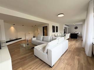 Dit prachtig gerenoveerde appartement bevindt zich in de prestigieuze Leopoldstraat, in het hart van Turnhout. De volledige renovatie in 2021...