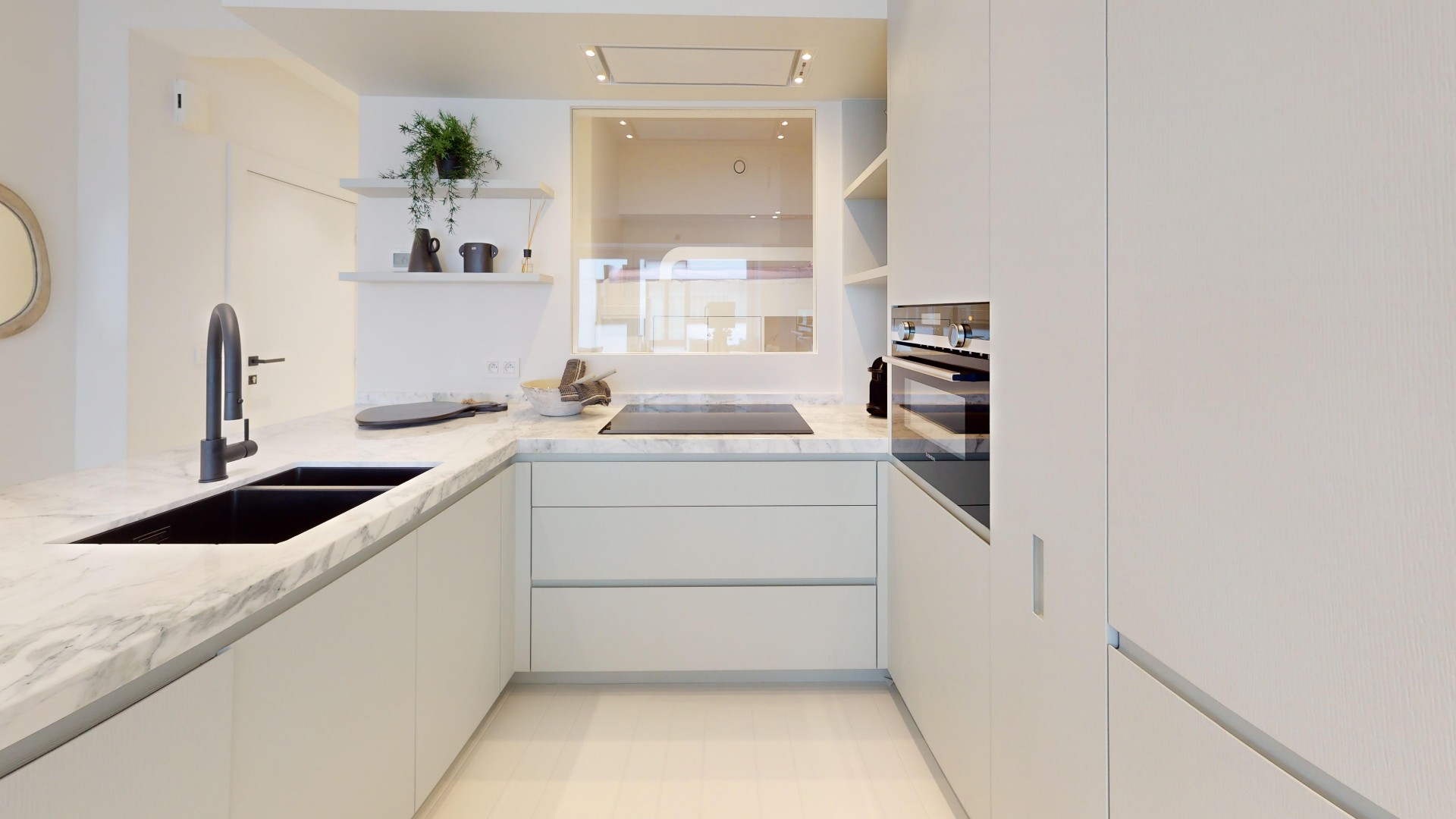 Te Koop: Luxueus Gerenoveerd Appartement met Zijdelings Zeezicht - foto 4