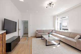 <p><span>Afspraak BEZOEKDAG TELEFONISCH via Jari Wante op 0470/21.14.82<br /><br /></span></p><p><span>Ontdek deze moderne, energiezuinige woning die onlangs volledig gerenoveerd werd. Ze is gunstig gelegen in de directe nabijheid van alle nodige voorzieningen zoals scholen, winkels en het openbaar vervoer. Bovendien geniet u van een vlotte verbinding naar de belangrijkste invalswegen.</span></p><p><span> </span></p><p><span>De indeling is als volgt: een inkomhal en een ruime, lichtrijke leefruimte, gevolgd door de moderne keuken die voorzien is van alle comfort. Verder vinden we op het gelijkvloers de badkamer met een badkamermeubel, douche en toilet. Op de eerste verdieping bevinden zich drie slaapkamers en een berging voor een wasmachine en droogkast. Deze woning beschikt tevens over een ruime zolder en is volledig onderkelderd. Via de koer buiten heeft u bovendien toegang tot een tweede toilet.</span></p><p><span> </span></p><p><span>EPC: 273 kWh/ (m² jaar) – Label C<br />Keuring elektriciteit conform <br />Hoogrendementsglas met PVC<br />Cv op gas</span></p><p><span>S.i. in aanvraag</span></p><p><span> </span></p><p><span>Alle documenten zijn raadpleegbaar op de website www.immo-zone.be</span></p><p><span> </span></p>