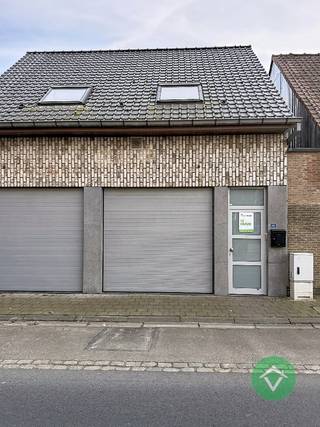 Deze woning bestaat uit: inkomhal - toilet - berging - garage - keuken - living - terras - tuin - nachthal - 3 slaapkamers - badkamer.Vrij 1/04/2026...