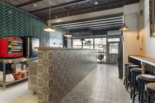 Boutique meublée prête à l'emploi avec cour confortable et appartement de 2 pièces à vendre dans le centre de Deerlijk.Descriptif :Le magasin entièrement équipé est situé dans le centre de Deerlijk. La boutique est décorée avec goût, avec un comptoir de bar et une cuisine équipée de manière professionnelle. Il est également agréable de s'asseoir dans un cadre branché avec vue sur la cour.Au-dessus du magasin, il y a un appartement avec 2 chambres, un espace de vie, une cuisine entièrement équipée et une salle de bains.Idéal pour combiner vie et travail.SUPPLÉMENTAIREAcquisition de matériel de cuisine professionnel 35 000€Deerlijk offre des opportunités aux nouveaux traders motivés. Deerlijk offre un soutien et des subventions optimaux aux entrepreneurs débutants. https://www.deerlijk.be/premie-voor-handelsinitiatievenNe manquez pas cette occasion unique de réaliser votre rêve de posséder votre propre entreprise et votre propre maison dans le centre de Deerlijk ! Contactez-nous dès aujourd'hui pour plus d'informations et pour une visite.