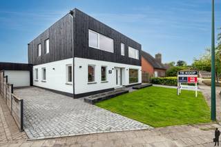 <p><strong><span>Volledig gerenoveerde ruime gezinswoning met 6 slaapkamers op perceel van 693 m²</span></strong></p>
<p><span>In een rustige omgeving bevindt zich deze volledig gerenoveerde en instapklare woning met maar liefst </span><strong><span>6 slaapkamers en 4 badkamers</span></strong><span>. Dankzij de ruime indeling en het grote perceel van </span><strong><span>693 m²</span></strong><span> biedt deze woning een ideale combinatie van comfort, ruimte en energiezuinig wonen.</span></p>
<p><span>De woning beschikt over een </span><strong><span>bewoonbare oppervlakte van 324 m²</span></strong><span> en werd grondig gerenoveerd, waardoor ze voldoet aan de hedendaagse woonnormen. Het </span><strong><span>EPC-label B</span></strong><span> garandeert bovendien een goede energieprestatie.</span></p>
<p><span>Binnenin geniet u van een lichtrijke leefruimte met een aangename connectie naar de keuken en de tuin. De woning biedt tal van mogelijkheden voor grote gezinnen, samengestelde gezinnen of wie nood heeft aan extra ruimte voor hobby, bureau of logeerkamers. Met </span><strong><span>6 volwaardige slaapkamers</span></strong><span> en<strong> 4</strong></span><strong><span><strong> b</strong>adkamers</span></strong><span> is comfort voor het hele gezin verzekerd.</span></p>
<p><span>Buiten vindt u een </span><strong><span>ruim perceel van 693 m²</span></strong><span> met voldoende tuinruimte om te ontspannen, te spelen of gasten te ontvangen.</span></p>
<p><strong><span>Troeven van deze woning:</span></strong></p>
<ul>
<li>
<p><span>Volledig gerenoveerd en instapklaar</span></p>
</li>
<li>
<p><span>6 ruime slaapkamers</span></p>
</li>
<li>
<p><span>4 badkamers</span></p>
</li>
<li>
<p><span>Bewoonbare oppervlakte van 324 m²</span></p>
</li>
<li>
<p><span>Perceel van 693 m²<br /></span></p>
</li>
<li>
<p><span>Energiezuinig met </span><strong><span>EPC-label B<br /></span></strong></p>
</li>
<li>
<p><span>Ideaal voor grote gezinnen of wie veel ruimte zoekt</span></p>
</li>
</ul>
<p><span>Bent u op zoek naar een </span><strong><span>ruime, energiezuinige en instapklare woning</span></strong><span> met veel kamers? Dan is deze eigendom zeker een bezoek waard.</span></p>