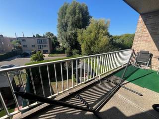 <p><span>Energiezuinig en goed gelegen hoekappartement met groot overdekt zonneterras (ca 115m²), twee slaapkamers en een garagebox te Hoboken. Verrassend mooi appartement in een goed onderhouden gebouw met lift. Lage algemene kosten.  Gelegen op tweede verdieping en uitkijkend op groen zowel vooraan als achteraan. Rustig wonen met voldoende parking rondom. Het appartement is ingedeeld met een ruime living met veel lichtinval, aparte keuken en berging, apart toilet, grote badkamer met ligbad en douche en twee slaapkamers. Het groot overdekt zonneterras is een absolute meerwaarde...Grote garagebox mogelijk aan te kopen vr 25.000 EUR</span></p><p><span> </span></p><p><span> </span></p>