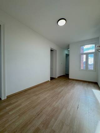 Op een uitstekende ligging in Gent, op de hoek van de Kortrijksesteenweg en de Sint-Pietersaalststraat, nabij het Sint-Pietersstation en het Paul...