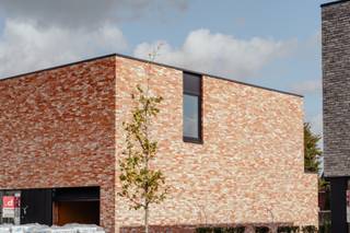 In de ‘Eggerstraat’, net buiten de dorpskern van Oostmalle bouwt Danneels deze stijlvolle open bebouwing op het lot 10. Het perceel is 499 m² groot en is rustig gelegen, helemaal achteraan de nieuwe buurt.<br /><br />Deze vrijstaande woning in moderne bouwstijl heeft een doordachte indeling. Met o.m. een lichtrijke open ingedeelde leefruimte, een volledig ingerichte keuken en badkamer, 3 ruime slaapkamers, dressingruimte in de master, een inpandige garage, oprit, terras én een mooie omheinde tuin. <br /><br />De woning wordt heel energiezuinig en is uitgerust met een geothermische warmtepomp, vloerverwarming, zonnepanelen en een ventilatiesysteem met warmterecuperatie. <br /><br /><span>We werken jouw nieuwe thuis sleutel-op-de-deur voor je af. Jij kiest jouw keuken- en badkamerinrichting, de vloer- en wandtegels uit bij onze projectpartners. Onze klantenbegeleider staat voor je klaar tijdens het hele realisatietraject. </span>