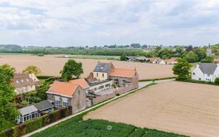 <p><span>GOEFERDINGE - Vous recherchez une maison d'exception avec vue sur la campagne ?</span></p><p><span>Alors cette propriété pourrait bien vous intéresser.</span></p><p><span> </span></p><p><span>Les principales caractéristiques en bref</span><span>:</span></p><ul><li><span>Situé dans le village très rural de Goeferdinge</span></li><li><span>Rénovation originale d’une ancienne école aux touches architecturales singulières</span></li><li><span>Ambiance loft « "»", à la fois extraordinaire et unique</span></li><li><span>Matériaux de très haute qualité : parquet, pierre naturelle</span></li><li><span>Très lumineux grâce aux grandes baies vitrées</span></li><li><span>Vue imprenable sur les champs</span></li><li><span>Double garage</span></li><li><span>AUCUNE obligation de rénovation – inventaire du patrimoine</span></li></ul><p><span> </span></p><p><span>Voici à quoi ressemble le rez-de-chaussée :</span><span>I</span></p><p><span>Hall d'entrée avec toilettes invités. Le vaste espace de vie avec ses hauts plafonds et sa cheminée. La mezzanine et l'intégration de la bibliothèque à l'étage intermédiaire confèrent à la pièce une ambiance loft unique. Depuis la bibliothèque, vous bénéficiez d'une vue imprenable sur les champs. Toujours au rez-de-chaussée, une cuisine spacieuse et ouverte avec coin repas et mezzanine. La cuisine est équipée d'appareils électroménagers haut de gamme et offre tout le confort nécessaire. Accès au local technique/débarras et au double garage avec porte automatique. </span></p><p><span>Voici à quoi ressemble l'étage :</span></p><p><span>L'escalier d'origine de l'école mène au palier très spacieux. Cet espace, similaire à la bibliothèque et pouvant servir de bureau, apporte à nouveau une touche architecturale unique. Deux chambres d'enfants avec mezzanine et lavabo. Possibilité d'aménager une salle de douche entre les deux chambres d'enfants. Des toilettes séparées. La chambre parentale avec dressing et salle de bains attenante équipée d'un lavabo, d'une très grande douche à l'italienne et d'une baignoire. Magnifique et spacieux palier. </span></p><p><span> </span></p><p><span>Prix indicatif : €795 000</span></p><p><span> </span></p><p><span> </span></p>