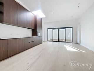 Dit charmante vernieuwde gelijkvloers appartement met tuin, biedt een perfecte balans tussen comfort en stijl met de luxe van een zongerichte buitenruimte. Het appartement is gelegen in een kleinschalig gebouw, gelegen in de levendige en vernieuwende wijk Stuivenberg. <br />Bij binnenkomst inkomhal met een apart toilet. De lichtrijke leefruimte van ca. 35m² met luxueuze open volledig uitgeruste keuken.<br />Slaapkamer van ca. 15m² op parket. De moderne ingerichte douchekamer is voorzien van een ruime douche en stijlvol badkamermeubel. Daarnaast is er een handige aparte berging met aansluitingen voor wasmachine en droogkast. De buurt is een bruisende buurt van culturen, bekend om zijn kleurrijke supermarktjes en tal van culinaire verrassingen. Bovendien bevindt u zich op slechts enkele minuten wandelen van het openbaar vervoer: tram, bus en treinstation. Privatieve kelderberging. Elektriciteit conform. Goede EPC score.