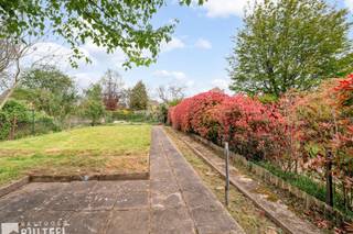 Deze te renoveren half open bebouwing biedt u op het gelijkvloers een inkomhal, een living, een keuken, een badkamer met douche en lavabo, een apart toilet, een zeer ruime berging, een veranda en een grote tuin. Op de eerste verdieping zijn er 2 grote slaapkamers. Naast de woning is er nog een garage en een autostaanplaats. De ramen zijn deels voorzien van dubbele beglazing. Verwarming met aardgaskachel. Rustige ligging doch in de nabijheid van het centrum van Tielrode en Temse. Diverse fiets- en wandelroutes in de directe omgeving. Goede verbinding naar E17 en N16. Kom samen met ons dit renovatieproject ontdekken en boek vandaag nog uw afspraak!