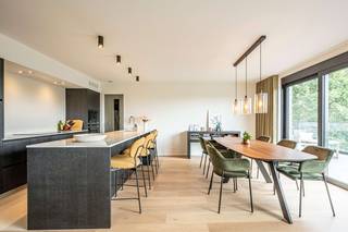 Ontdek dit moderne en instapklare appartement uit 2021, ideaal gelegen in de Stationsstraat, op wandelafstand van het station en het bruisende centrum van Waregem. 🏡✨<br /><br />Bij het binnenkomen wordt u verwelkomd in een stijlvolle inkomhal met vestiaire en gastentoilet. De lichtrijke leefruimte, afgewerkt met hoogwaardig parket, geniet van grote schuiframen met automatisch bedienbare zonnewering die zorgen voor een heerlijk open gevoel. ☀️ De moderne open keuken in premium fineerafwerking is volledig uitgerust met kwalitatieve toestellen van SMEG – perfect voor wie graag kookt en geniet. 🍳<br /><br />Vanuit de leefruimte heeft u toegang tot het prachtige zuidgerichte zonneterras van maar liefst ca. 38 m², waar u in alle rust uitkijkt op het groen. 🌿 Een ideale plek om te ontspannen of gasten te ontvangen!<br /><br />Het appartement beschikt over twee volwaardige en ruime slaapkamers 🛏️, een elegante badkamer met lavabo en inloopdouche 🚿, én een tweede afzonderlijk toilet. Daarnaast is er een praktische en ruime (was)berging met aansluiting voor wasmachine. Extra troeven zijn de vloerverwarming doorheen het volledige appartement en de energiezuinige afwerking met EPC-label A. 🔋<br /><br />De stijlvolle stalen deur in de inkomhal geeft het geheel een hedendaagse uitstraling, terwijl de lift in het gebouw zorgt voor extra comfort. Bovendien bestaat de mogelijkheid om een privatieve, afgesloten garagebox met automatische poort aan te kopen (€45.000). 🚗<br /><br />👉 Dankzij de moderne afwerking, doordachte indeling en uitstekende ligging is dit appartement de perfecte keuze voor wie comfortabel, energiezuinig én centraal wil wonen. Een echte topper! 💫