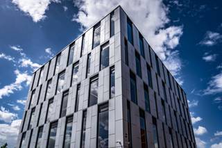 Newly built offices from 284 to 1254m² with an excellent location close to the Brussels Ring and the Erasmus hospital in Anderlecht. E-Health Valley' was built to create an ecosystem of partners from business, healthcare &amp; technology. The building was equipped with the latest techniques to guarantee maximum safety and comfort to the users (including alp active antimicrobial ventilation).<br />Each floor of +-500m2 is modular and offers many layout options and flexibility for optimal working comfort. They each benefit from exceptional natural light and offer nice views of the surrounding area.<br />The building is located in the "Research Alley" in Erasmus, an area dedicated to research &amp; innovation in healthcare. Within walking distance of the Erasmus Hospital, the Bordet Institute and several pharmaceutical companies, as well as direct access to the Erasmus metro station in Brussels. In combination with ample parking possibilities at and in the immediate vicinity of the building, we can speak of exceptional accessibility.<br />The auditorium in the building can be used for events for up to 100 people. Part of the building is already fully furnished, other parts can still be customised.