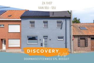 DISCOVERY DAY zaterdag 11/07 tussen 10u en 12u. (Enkel op afspraak)www.doorniksesteenweg575.beWelkom in Bossuit, waar een ruime gezinswoning je verwelkomt in deze gezellige deelgemeente van Avelgem. Op gunstige, goed bereikbare ligging op wandelafstand van weidse velden, natuur en prachtige wandel- en fietsroutes bevindt zich deze grote gezinswoning met een zee van ruimte. We komen binnen via de inkomhal die toegang biedt naar de leefruimte, bestaande uit een lichtrijke voorplaats met salon. Achteraan bevindt zich de ruime, open leefkeuken. Voorzien van alle comfort, toestellen en een overvloed aan kastruimte in, aan en rond het kookeiland. Het groot schuifraam geeft de toegang naar het gezellig ingericht en aangeklede terras met buitenverlichting. De zonnige en vooral onderhoudsvriendelijke tuin biedt de ideale plaats om te vertoeven. Achteraan is er nog een praktische garage met een achteruitgang naar de Bouveriestraat. Aan de inkom op het gelijkvloers bevinden zich ook nog het gastentoilet, de technische berging en de volledig ingerichte badkamer met ligbad, inloopdouche, dubbele wastafel en volwaardige wasplaats. Op de eerste verdieping vinden we een 2e toilet en maar liefst 4 volwaardige slaapkamers, waarvan 1 de mogelijkheid biedt tot het inrichten van een dakterras met zicht op de tuin. De zolder is toegankelijk via een vaste trap en biedt alle opbergruimte die u nodig heeft.Enkele bijkomende troeven van deze woning: een gunstige EPC B, zonnepanelen en een thuisbatterij, een conforme elektrische keuring, volledig instapklaar! Dit allemaal voor een vanaf prijs van €299.000Wenst u meer informatie of een bezoek? Neem contact met Stein via 0468 41 38 48 of stein@immovercoutere.be