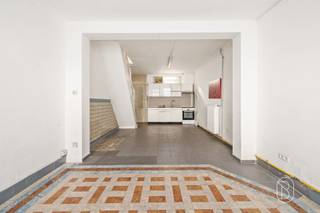 Woning met 2 slaapkamers, koer en zolder – ideale investering of starterswoning!Indeling: de woning beschikt over een praktische leefruimte met de nodige plaats voor een gezellige woon- en eetkamer met keuken. Op het gelijkvloers bevindt zich eveneens een badkamer en koer.Op de verdieping bevinden zich twee slaapkamers. Daarnaast is er een zolder aanwezig, ideaal als extra bergruimte en een mooie troef voor wie graag voldoende stockage voorziet.Op energetisch vlak beschikt de woning over een EPC-label C, met een energieprestatie van 251 kWh/m²/jaar. Hierdoor vormt deze woning eveneens een interessante basis voor wie op zoek is naar een eigendom zonder zware energetische renovatieverplichting.Een interessante vastgoedopportuniteit voor wie betaalbaar wil starten of zijn vastgoedportefeuille wil uitbreiden!Te koop via Immo Beguin, jouw vastgoedexpert sinds 2009.
