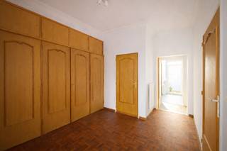 <p><span><strong>INDELING</strong></span>:<br /><br />Bij het betreden van dit karaktervolle appartement komt u binnen in een ruime inkomhal die meteen charme en warmte uitstraalt. De royale vestiaire zet meteen de toon.<br /><br />De prachtige leefruimte vormt het kloppende hart van het appartement. Authentieke elementen zoals de sfeervolle sierschouw en het blokparket werden zorgvuldig bewaard en zorgen, samen met de overvloed aan natuurlijk licht, voor een tijdloze en uitnodigende leefomgeving.<br /><br />Aansluitend bevindt zich de volledig uitgeruste keuken, ingericht met kwalitatieve toestellen en veel werkruimte, een ideale plek voor wie graag kookt en gasten ontvangt.<br /><br />Het appartement beschikt over drie volwaardige slaapkamers, waarvan twee zijn uitgerust met een eigen wasgelegenheid (lavabo of lavabo met douche), wat extra comfort en privacy biedt.<br /><br />De badkamer is praktisch en compleet ingericht met een dubbele lavabo, douchebad, toilet en aansluiting voor wasmachine.<br /><br />Als extra troeven zijn er een aangenaam terras om tot rust te komen en een apart gastentoilet.<br /><br /><span><strong>BIJZONDERHEDEN</strong></span>:<br /><br />- Maandelijkse kosten: €200/maand (incl. verwarming en privatief waterverbruik)<br />- Gelegen om de hoek van het Groen Kwartier, nabij winkels, horeca en openbaar vervoer<br />- 3 ruime slaapkamers<br />- Terras en kelderberging<br /><br />Een uniek appartement waar authentiek karakter en hedendaags comfort perfect hand in hand gaan.</p>