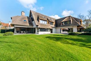 Deze uitzonderlijke villa is gelegen in het hart van het Zoute, op een absolute toplocatie op wandelafstand van de Royal Zoute Golf Club en...