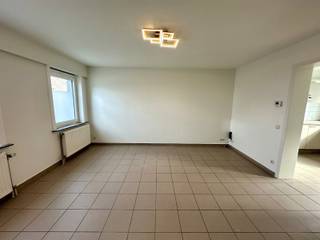 Deze gezellige woning is rustig gelegen doch in de nabijheid van winkels/warenhuizen, scholen, openbaar vervoer en verbindingswegen. Op het gelijkvloers vinden we een lichtrijke leefruimte, een apart toilet en een ingerichte keuken voorzien van een enkele spoelbak, keramische kookplaat, dampkap en koelkast. De eerste verdieping omvat een nachthal met 2 slaapkamers en een badkamer met enkele lavabo, douche, toilet en aansluiting voor wasmachine. Achteraan de woning bevindt zich een afgesloten terras met aansluitend de garage. Onmiddellijk beschikbaar! Indien u graag een bezoek wenst, aarzel niet ons te contacteren via affligem@immoaccenta.be