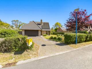 Alleenstaande woning (type villa) gelegen op een terrein van maar liefst 1082m² grenzend aan het prachtige natuurreservaat Hannecartbos. De villa ligt in een residentiële rustige wijk op 2km afstand van de zee. De woning is gebouwd in 2001 en wordt gekenmerkt door de praktische indeling en mooie grote ruimtes. Het gelijkvloers bestaat uit een inkom met vestiairekast, ruime garage met mogelijkheid om 2 wagens binnen te plaatsen, lichtrijke living en keuken. Verder is er op het gelijkvloers nog een slaapkamer met douchekamer voorzien. Vanuit de leefruimte geraakt u via de houten eiken trap op het verdiep, waar nog eens 4 slaapkamers voorhanden zijn en een ruime badkamer voorzien van ligbad. De prachtige tuin grenzend aan het natuurdomein is ideaal voor echte levensgenieters. 20 zonnepanelen. Geen renovatieplicht. EPC: 172 (B-klasse) UC: 3363283