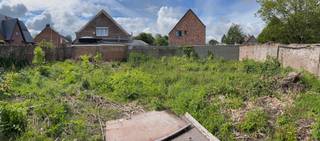 Uitstekend gelegen bouwgrond in Muizen bij Mechelen, op enkele minuten wandelen van school en van twee supermarkten, vlakbij NMBS station Muizen. Goede fietsverbinding naar Mechelen via het Dijlepad of langs de Vaart. Ook goed bereikbaar per auto via de afritten Hofstade/Zemst en Mechelen-Zuid, en de Leuvensesteenweg.<br />De bouwgrond beschikt over een recent (22/9/2026) stedenbouwkundig attest met de bouwvoorschriften voor een vrijstaande eengezinswoning met twee bouwlagen onder een hellend dak plus een garage met dezelfde diepte als de woning en breedte van 3m tot 3m80.<br />Het betreft een zeer gunstig hoekperceel tussen Wupstraat en Plankendaalstraat, rustig gelegen. De kadastrale oppervlakte is 265 m2, en het stedenbouwkundig attest voorziet een gevelbreedte van 10m52 en bouwdiepte van 7 m, plus de garage. Indien interesse contact aub per mail carlenlieve at yahoo.com . Zie ook plannen en foto's.
