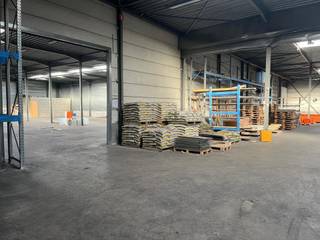 <p>- Merksem - nabij Haven<br />- overdekt laden en lossen<br />- verschillende gecombineerde magazijnen<br />- vlot via E19<br />- loskades<br />- verharde terrein voor de loszone</p>