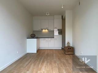 <strong>Dit appartement is beschikbaar vanaf 1 december 2026! <br />Provisie maandelijkse kosten: € 75,00 + € 50,00 provisie verwarming (je hoeft zelf géén gascontract af te sluiten!)<br />Ondergrondse parkeerplaats moet mee gehuurd aan € 110,00 per maand</strong><br /><br />Welkom in residentie “REFUGA”, een moderne en gezellige woonplek in het hartje van Hasselt! Hier woon je op een toplocatie, met winkels, gezellige horecazaken, openbaar vervoer en scholen op wandelafstand. Alles wat je nodig hebt, ligt vlakbij.<br /><br />Het appartement beschikt over een gezellige leefruimte met open keuken, één slaapkamer, een badkamer en een fijn balkon waar je even tot rust kunt komen na een drukke dag.<br /><br />Ook aan extra comfort is gedacht: je beschikt over een private kelderberging en hebt de mogelijkheid om een ondergrondse autostaanplaats bij te huren.<br /><br />Een gezellig en modern appartement op een toplocatie, ideaal voor wie graag comfortabel woont en het bruisende stadsleven binnen handbereik heeft!<br /><br />Surf naar www.vdv-vanderveken.be, kies bij "TE HUUR" voor dit pand en vul de kandidatenfiche in (klik in het gouden balkje op "ik wil dit pand graag huren"). Wij contacteren je voor een afspraak!