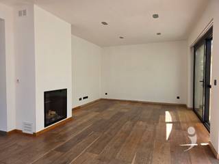 <p><span>Cette maison très fonctionnelle et spacieuse est équipée de matériaux de qualité et possède tous les atouts pour qu'une famille s'y sente chez elle.</span></p><p><span>Dans le hall d'entrée, il y a un bel escalier en Z en parquet menant au premier étage. En plus d'une pièce de rangement technique et d'un toilette séparé, il y a 2 chambres d'enfants et une belle salle de bains équipée d'une baignoire, d'un double évier et d'une douche. La troisième chambre est la suite parentale avec un dressing.</span></p><p><span> </span></p><p><span>Au rez-de-chaussée, vous entrez dans le salon par la porte en verre, où il y a de la place pour une grande table à manger. La cuisine entièrement équipée avec un grand îlot de travail a un contact indirect avec la salle à manger et est également reliée à la pièce de rangement. Dans le salon, il y a de la place pour un beau canapé, et une cheminée à gaz encastrée apporte le confort nécessaire. Grâce aux deux fenêtres coulissantes, il y a aussi beaucoup de lumière naturelle, vous menant à la terrasse avec jardin. Dans le rangement de jardin, vous avez également suffisamment d'espace pour l'entretien du jardin.</span></p><p><span> </span></p><p><span>Le garage est facilement accessible avec la porte sectionnelle.</span></p><p><span> </span></p><p><span>Cette maison moderne indépendante attend un nouveau locataire et est disponible à partir du 15 juillet 2026.</span></p><p><span>Intéressé ? Planifiez rapidement votre visite via notre site web.</span></p><p><span> </span></p><p><span> </span></p><p><span> </span></p>