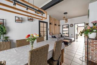 Bent u op zoek naar een gezellige thuis op een gunstige locatie dan is deze woning beslist iets voor u. Deze charmante en knusse woning biedt u op het gelijkvloers een inkomhal, een living met gashaard, een open en ingerichte keuken, een lichtrijke veranda, een spender en een badkamer met inloopdouche, lavabo en toilet. Op de eerste verdieping zijn er 2 slaapkamers en een vaste trap naar de zolder waar zich de 3de slaapkamer bevindt. Achteraan geniet je van een aangename en ruime tuin. Een extra troef zijn de 2 autostaanplaatsen voor de woning. De ramen zijn voorzien van dubbele beglazing en rolluiken. Centrale verwarming op het gelijkvloers. Zonnepanelen met thuisbatterij aanwezig. De woning bevindt zich aan de rand van Sint-Niklaas maar toch in de nabijheid van winkels, scholen, openbaar vervoer en het Waasland Shopping Center. Vlotte verbinding naar E17 en N16. Aarzel niet en boek vandaag nog uw afspraak!
