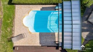 Deze stijlvolle villa bevindt zich op de grens van Opwijk, Merchtem met Asse. Ondanks het groene kader bevinden scholen, openbaar vervoer en...