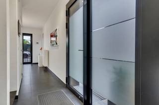 Dans le charmant Cederpark, à deux pas du centre de Hasselt, nous découvrons cette maison mitoyenne clé en main datant de 2014. Le logement a...