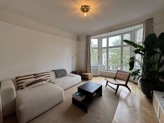 Uniek appartement van 100m² op de tweede verdieping in een gebouw voorzien van een lift.<br />Recent nieuwe ramen geplaatst<br /><br />Indeling:<br />- ruime inkomhal met vestiairekast<br />- woonkamer opgedeeld in eetruimte en zithoek<br />- volledig uitgeruste keuken<br />- ruime slaapkamer<br />- badkamer die voorzien is van een inloopdouche, toilet, lavabo en aansluiting wasmachine.<br />- bureau<br />- klein terrasje aanwezig<br /><br />Gemeenschappelijke fietsenberging en private kelderruimte aanwezig.<br /><br />200€ maandelijkse provisiekosten voor verwarming, warm en koud water, onderhoud en verbruik algemene delen en brandverzekering.
