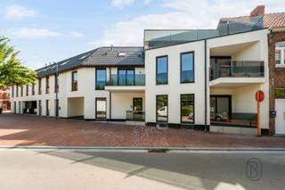 Luxueus wonen in het centrum van Spiere-Helkijn. Ontdek deze kleinschalige nieuwbouwresidentie met stijlvolle appartementen voorzien van de nieuwste technieken, een hoogwaardige afwerking en zonnige terrassen. Keuze uit appartementen met 1, 2 of 3 slaapkamers, met de mogelijkheid om een garage en/of staanplaats aan te kopen. Prijzen vanaf €160.000 excl. kosten.*De inrichting van de appartementen is gebeurd met AI.