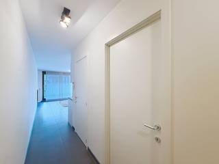 Op de zesde verdieping van de moderne Residentie Nieuw Brugge bevindt zich dit lichtrijke en instapklare appartement. Dankzij de centrale ligging aan de Frank Van Ackerpromenade geniet u van een uitstekende bereikbaarheid en alle comfort van een recente nieuwbouw.Het appartement beschikt over een aangename leefruimte met een open keuken, die volledig is uitgerust met alle modern comfort, inclusief een vaatwasmachine en vernieuwde kookplaat. Direct aansluitend aan de woonkamer vindt u een leuk terras, ideaal om te ontspannen en te genieten van het uitzicht.De badkamer is functioneel ingericht met een douche, een toilet en een badkamermeubel met wastafel. Daarnaast is er een praktische berging aanwezig in het appartement, wat zorgt voor de nodige extra opslagruimte en aansluitingen voor huishoudelijke apparaten.Indeling: 6°V.: Inkomhal - woonkamer met open keuken - terras - slaapkamer - badkamer met douche en toilet - berging.Algemeen:Huurprijs: € 775,00/maand + € 75,00/maandOnmiddelijk beschikbaarDe snelste manier om een bezoek te brengen aan deze woning? Vraag je bezoek aan via de roze knop op onze website (www.dewaele.com) en je wordt gecontacteerd door onze verhuurexpert.