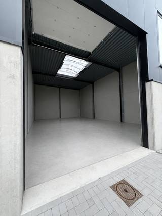 <p>Te huur te Elverdinge: bedrijfsunit in kmo park E-PARK in de Bedrijvenstraat, gelegen in de KMO-zone van Ieper, op een strategische locatie nabij invalswegen.</p>
<p> </p>
<p>Dit nieuwbouw handelspand (bouwjaar 2025) biedt een professionele uitstraling en is ideaal voor ondernemers die zichtbaarheid en bereikbaarheid belangrijk vinden. Gelegen in een drukke omgeving, midden in een bedrijvige KMO-zone, profiteert u van een constante stroom potentiële klanten en leveranciers. Dankzij de ligging vlak bij belangrijke invalswegen is uw zaak vlot bereikbaar voor zowel klanten als medewerkers.</p>
<p> </p>
<p>Belangrijkste ruimtes:<br />• Open commerciële ruimte met veel mogelijkheden voor inrichting<br />• 3 parkeerplaatsen voor klanten en personeel</p>
<p> </p>
<p>Troeven:<br />• Strategische ligging in KMO-zone<br />• Nieuwbouw met moderne uitstraling<br />• Uitstekende bereikbaarheid via invalswegen</p>
<p> </p>
<p>Neem vandaag nog contact op met uw ERA-makelaar voor een bezoek.</p>
<p> </p>
<p>JOUW DROOMHANDELSPAND. ZO GEVONDEN!</p>