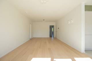<p><span>In een volledig gerenoveerd klein blokje van 3 units vindt u dit super leuk 2-slaapkamerappartement. Wat wilt u graag weten? Dat de ligging fijn is tussen Edegem en Mortsel? Dat het warme parketvloeren heeft? Of bent u meer fan van A-labels EPC? Alles gecheckt? Inderdaad. </span></p><p><span>Indeling : Inkomhal met gastentoilet. Lichte leefruimte met aansluitend de keuken. Een badkamer met stijlvolle inloopdouche & wastafel. Achteraan 2 slaapkamers en een terras op de West-kant, perfect voor die aperitief na het werk. </span></p><p><span>U kan ook kijken naar de opties beneden en boven deze unit.</span></p><p><span> </span></p><p><span>·Bus 001 299.000 - geraamde huurprijs 1.100/maand</span></p><p><span>·Bus 101 295.000 - geraamde huurprijs 1.050/maand</span></p><p><span>·Bus 201 239.000 - geraamde huurprijs 875/maand</span></p><p><span> </span></p><p><span> Het blokje wordt in zijn geheel aangeboden zowel als individueel. De units zijn dus afzonderlijk te koop aan bovenstaande prijzen.</span></p><p><span> </span></p><p><span>Wilt u dus geen zorgen, zelfs geen zin om te schilderen? Contacteer ons dan nu. </span></p><p><span>george@sinjoor.be of 0472 57 52 95</span></p>