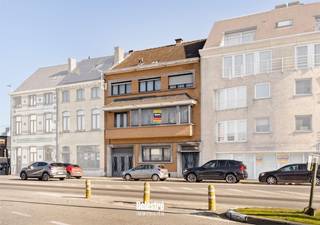 Bijzondere karakterwoning nabij het Stadspark met tal van authentieke elementen en zalig rustige tuin. <br />Met een totale opp. van maar liefst 636 m², verdeeld over 3 verdiepingen, biedt dit pand talloze mogelijkheden. De indeling laat veel flexibiliteit toe voor wie wonen &amp; werken wil combineren, of voor investeerders die meerdere woonunits willen creëren. <br />Met zijn rijke geschiedenis, indrukwekkende gevel en authentieke details is dit een unieke kans. Een absolute troef, naast de gegeerde ligging is de aangename tuin die opvallend rustig is. <br />Indeling gelijkvloers: de royale inkomhal in marmer zet meteen de toon. Verder is er een bureelruimte (met 2 inkomdeuren, ideaal voor vrij beroep), toilet met ruime vestiaire, garage &amp; ingerichte keuken. <br />De woonkamer is een toonbeeld van verfijnde eenvoud, waar de open haard als architecturaal element warmte en sfeer brengt samen met de prachtige parketvloer. <br />De woning is volledig onderkelderd en dit dit zorgt voor extra bergruimte. 1e Verdieping: 2e zeer ruime living (of 3e slaapkamer), 2 slaapkamers, berging, toilet en een ingerichte badkamer. Tweede verdieping: 5 kamers &amp; badkamer. <br />Ten slotte is er nog een zolder met mogelijkheden. <br />Groene rust in de stad: de verrassend diepe tuin achter de woning is een oase van rust. Het pand bevindt zich op een toplocatie, beneden aan de Parklaan. <br />Het Stadspark ligt op slechts 250 meter afstand. <br />Dankzij de nabijheid van het openbaar vervoer en de nabijheid van de E40 is de ligging uitstekend. <br />Deze uitzonderlijke woning is een ode aan tijdloze architectuur en verfijnd wooncomfort met gebruik van oerdegelijke materialen. <br />EPC LABEL: D. CV AARDGAS. <br />