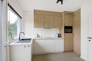 Deze moderne, instapklare en energiezuinige 4 slaapkamer villa (bungalow) op een perceel van maar liefst 12 are 30 ca, gelegen nabij het centrum van Buggenhout, is een tot in de puntjes afgewerkte open bebouwing met alle hedendaags wooncomfort (totaalrenovatie in 2023) en een uitstekende ligging nabij het station. De woning beschikt over een inkomhal met apart toilet,  een open, volledig uitgeruste keuken met berging sluit naadloos aan op de leef-en eetruimte en biedt een mooi zicht op het terras en de tuin. Naast 3 ruime, volwaardige slaapkamers is er ook een kleinere, vierde kamer of bureel. Ideaal voor de combinatie werken-wonen. Het ruime bijgebouw (60 m²) in de tuin kan dienst doen als garage of bergplaats. Dankzij de grote raampartijen geniet de woning van een overvloed aan natuurlijk licht, wat het ruimtegevoel extra versterkt. Naast de badkamer uitgerust met ligbad, dubbele wastafel in een meubel en handdoekdroger is er een tweede badkamer uitgerust met inloopdouche, enkele wastafel in meubel en handdoekdroger aansluitend aan de master bedroom. De oprit, de voortuin, het terras en de tuin maken het plaatje compleet. Deze woning is uitgerust met een warmtepomp, zonnepanelen, PVC schrijnwerk, een elektrische zonneluifel, voorzieningen voor een laadpaal. De centrale ligging in de driehoek Antwerpen–Brussel–Gent zorgt voor een uitstekende bereikbaarheid en maakt deze woning tot een ideale uitvalsbasis. Bovendien scoort de woning bijzonder goed op vlak van energie, met recente technieken die zorgen voor een lage energiefactuur en een gunstig EPC-label. EPC: 213 kWh/m²/j. Energielabel: C, UC: 3016792-RES-1. Voor een bezoek: 052/52.05.05 of axel@ax-quality.be