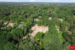 Op een absolute toplocatie in Schilde wordt deze uitzonderlijke bouwgrond aangeboden in een nieuwe verkaveling aan de Boerendreef. Het perceel beschikt over een oppervlakte van meer dan 5.000 m² en biedt de ideale basis voor de realisatie van een exclusieve villa in een groene en residentiële omgeving.<br /><br />Met een straatbreedte van maar liefst 40 meter en een toegelaten bebouwbare oppervlakte van 400 m² geniet u van alle ruimte om een stijlvolle woning op maat te creëren. De percelen zijn bovendien perfect georiënteerd op het zuidwesten, waardoor u optimaal geniet van zonlicht en prachtige avondzon in de tuin.<br /><br />Achteraan zorgen de volwassen bomen en het bestaande groen voor een unieke parkachtige sfeer, maximale privacy en een uitzonderlijk woongevoel.<br /><br />Oppervlakte: 5.002,01 m²<br />Straatbreedte: ca. 40 meter<br />Bebouwbare oppervlakte: 400 m²<br />Zuidwestoriëntatie<br /><br />Waarom kiezen voor Boerendreef?<br /><br />✔ Exclusieve villawijk in Schilde<br />✔ Ruime percelen van meer dan 5.000 m²<br />✔ Zuidwestgerichte oriëntatie<br />✔ Volwassen groenbestand en optimale privacy<br />✔ Bouwmogelijkheden voor een prestigieuze villa<br />✔ Rustige ligging met vlotte verbinding naar Antwerpen, Brasschaat en de omliggende gemeenten<br /><br />Een buitenkans voor wie droomt van exclusief wonen te midden van groen en rust.<br /><br />Voor meer informatie en/of een afspraak, neem contact met Roby op 0477 78 10 10 of roby@reds.be