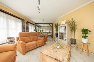 Op een centrale ligging in de Lokerenstraat, op de hoek van de Merodelei, bevindt zich dit ruim appartement van 120m². Dankzij de nabijheid...