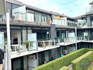 Knap appartement gelegen in Residentie Waterfront. Topligging in het gebouw met een prachtig open zicht op de mooi aangelegde tuin. <br />Gezellige, heel lichtrijke woonkamer met een ruim terras aan de kant van de tuin. Woonkamer voorzien van praktische ingebouwde kasten. <br />Keukenwand met alle nodige toestellen. Badkamer met lavabo en douche. Afzonderlijk toilet en berging met aansluiting voor wasmachine. <br />Achteraan het appartement zijn 2 slaapkamers, beiden ingericht met een ingebouwde kast. In de grote kamer is een dubbel bed met een kastenwand. <br />In de kleine slaapkamer is een opklapstapelbed. Kelderberging in het gebouw. Parking bij voorkeur bij te huren. aan 75€.