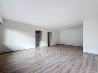 Het gelijkvloers appartement dat we hier te huur aanbieden in Merksem werd reeds deels vernieuwd.De indeling van het appartement hier is als...