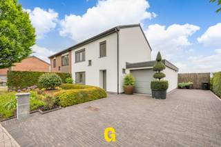 Langs de Stijn Streuvelslaan ter hoogte van nummer 45 bevindt zich deze zeer grondig gerenoveerde half vrijstaande woning op een perceel van 4a...