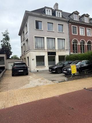 In het centrum van Sint-Niklaas hebben we op deze topligging dit gebouw op circa 445 m² te koop. Mogelijkheid om een project te realiseren.<br />Momenteel bestaat het gebouw uit: Oprit voor 2 wagens, 2 extra parkeerplaatsen voor het gebouw. Dubbele garage.<br />Gemeenschappelijke inkomhal met lift en apart toilet. Gemeenschappelijke technische ruimte.<br />Aparte CV ketel voor ruimte achteraan. De rest verwarmd met gemeenschappelijke CV-ketel ( aparte caloriemeters).<br />Op het gelijkvloers hebben we vooraan een handelsruimte/kantoor met sanitaire voorziening.<br />EPC: label E. Vergund.<br />Ruimte achteraan heeft EPC 409. Betreft app met 2 slpks, ruime living met open keuken, aparte badkamer en binnentuin. ( constructie wordt aanzien als vergund maar niet de functie). EPC: 409 kWh/m² jaar - Label E<br />Op de 1ste verdieping hebben we appartement met 1 slaapkamer ( te renoveren ). Vergund.<br />EPC: 350 kWh/m² jaar - Label D<br />Op de 2e verdieping hebben we een appartement bestaande uit inkomhal toegang tot de lift, berging, living met parketvloer, ingerichte keuken, badkamer met aansluiting voor wasmachine, dubbele lavabo, inloopdouche en toilet, 1 slaapkamer. Vergund.<br />EPC: 298 kWh/m² jaar - Label C.<br />Het dakappartement op de 3 de verdieping heeft 1 slaapkamer ( te renoveren ). Dit app wordt als niet vergund beschouwd.<br />EPC: 1141 kWh/m² jaar - Label F<br />Meer info op kantoor.