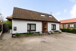 Deze charmante woning is rustig gelegen aan het einde van een doodlopende straat vlakbij het centrum van het pittoreske polderdorp Zandvliet...