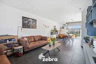 Het bezoekmoment gaat door op zaterdag 28 maart 2026 (enkel op afspraak).<br /><br />In een kindvriendelijke, doodlopende wijk met wandelpaadjes, speelpleintjes en vlak bij het Sterrebos bevindt zich deze recente en instapklare woning uit 2019, op korte afstand van het centrum van Rumbeke. Dankzij de gunstige ligging met winkels in de nabije omgeving en de Rijksweg, geniet je hier van een vlotte bereikbaarheid, terwijl je toch in een rustige woonomgeving woont.<br /><br />Bij binnenkomst word je verwelkomd in de inkomhal met gastentoilet, die uitgeeft op de lichtrijke woonkamer met zonnescreens en een volledig geïnstalleerde open keuken. Aansluitend aan de keuken bevindt zich een praktische berging.<br />Op de eerste verdieping bevinden zich drie volwaardige slaapkamers met automatische rolluiken, een apart toilet en een badkamer met ligbad, douche en een dubbel lavabomeubel.<br />Daarnaast is er nog een ruime zolderruimte voorzien die perfect kan dienen als extra bergruimte.<br /><br />De woning beschikt over een privatieve oprit voor 3 wagens met carport en tuinhuis, een aangename zuidgerichte tuin met terras, een regenwaterput, zonnepanelen, ventilatiesysteem en EPC-label A.<br /><br /><strong>Ook wild geworden van deze thuis?<br />Twijfel niet langer en leg vandaag nog uw bezoek vast!</strong>