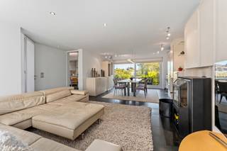 Op zoek naar een warme, gezellige thuis waar je wonen en werken comfortabel kan combineren? Kom dan zeker en vast deze parel te Roeselare bewonderen.  

Laat u verleiden door deze uitzonderlijke eigendom in Roeselare, waar elegantie, comfort en veelzijdigheid harmonieus samenkomen.

Achter de gevel schuilt een stijlvol afgewerkte woning met oog voor detail en hoogwaardige materialen. De lichtrijke leefruimte biedt een prachtig uitzicht op de weelderige, prachtige tuin — een oase van rust met ingebouwde jacuzzi waar privacy centraal staat.

De volledig uitgeruste keuken vormt het hart van de woning en sluit naadloos aan op de leefruimte. Verder beschikt de woning over drie volwaardige slaapkamers en een luxueuze badkamer met ligbad en douche.

Uniek aan deze eigendom is de perfect geïntegreerde werk- of handelsruimte met afzonderlijk kantoor, ideaal voor vrije beroepen of zelfstandige activiteiten.

Met 26 zonnepanelen, groenestroomcerticicaten en een energiezuinig EPC-label A combineert deze woning duurzaamheid met exclusief wooncomfort.

Een zeldzame kans voor wie op zoek is naar een stijlvolle thuis met professionele mogelijkheden. Parkeren geen probleem!

Bel nu Hyboma op 051/480 980 en plan een bezoek in met Martine
