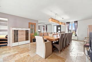 Ontdek deze uitzonderlijke en instapklare (landbouw)woning te koop in Nieuwkerke (Heuvelland), prachtig gelegen tussen de velden op een perceel van maar liefst 8.600 m². Deze unieke eigendom combineert ruimte, rust en comfort met een uitgebreid aanbod aan bijgebouwen, waardoor ze tal van mogelijkheden biedt voor wie op zoek is naar een bijzondere woonst in een landelijke topligging.<br /><br />De woning beschikt over een gezellige woonkamer, een sfeervolle zithoek en een volledig ingerichte keuken. Via enkele treden bereikt u de bureauruimte, terwijl de keuken aansluit op een praktische wasplaats en een apart toilet. Vanuit de woonkamer komt u in het tweede woongedeelte met een indrukwekkende mancave en zicht op het binnenzwembad. Aansluitend bevinden zich een ingerichte badkamer, huidige fitnessruimte, hammam, sauna en een technische ruimte. Op de verdieping, bereikbaar via twee trappen, vindt u vijf ruime slaapkamers, drie extra badkamers en een ruimte (momenteel gebruikt als cinemaruimte). Buiten geniet u van een zonnig terras, een natuurlijke poel en een uitzonderlijk landelijke omgeving. Daarnaast beschikt het domein over een bijgebouw van circa 600m², een tweede bijgebouw (vroegere varkensstal) van ongeveer 250m², een dubbele garage van 80 m², een aparte garage en een studio (ingewerkt tussen de woning en de loods). Deze eigendom werd sedert 2013 grondig gerenoveerd en doorheen de jaren altijd onderhouden. De verwarming gebeurt dmv centrale verwarming op pellets en een houtkachel, er is voldoende regenwater aanwezig en het EPC is label B. Deze eigendom heeft momenteel functie landbouw. <br /><br />Bent u op zoek naar een ruime eigendom te koop in Nieuwkerke met een unieke uitstraling, op een zeer aangename landelijke ligging? Vraag vandaag nog uw bezoek of meer informatie aan via Immo Francois. Onze vastgoedexperten begeleiden u graag in Heuvelland, Poperinge, Mesen en Vleteren.<br /><br />Denkt u eraan om uw woning in Heuvelland of omgeving te verkopen? Neem vrijblijvend contact op met Manon van Immo Francois in Poperinge voor een gratis schatting via manon@immofrancois.be.<br /><br />